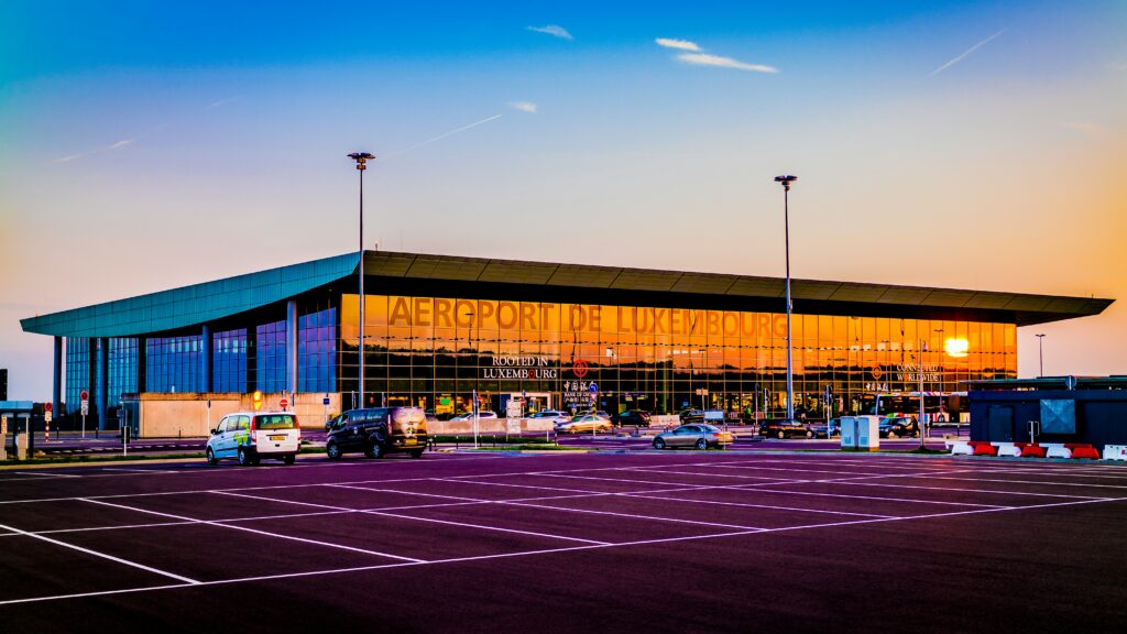 Flughafen in Luxemburg, der Touristen und Geschäftsreisende mit den wichtigsten Ländern Europas verbindet