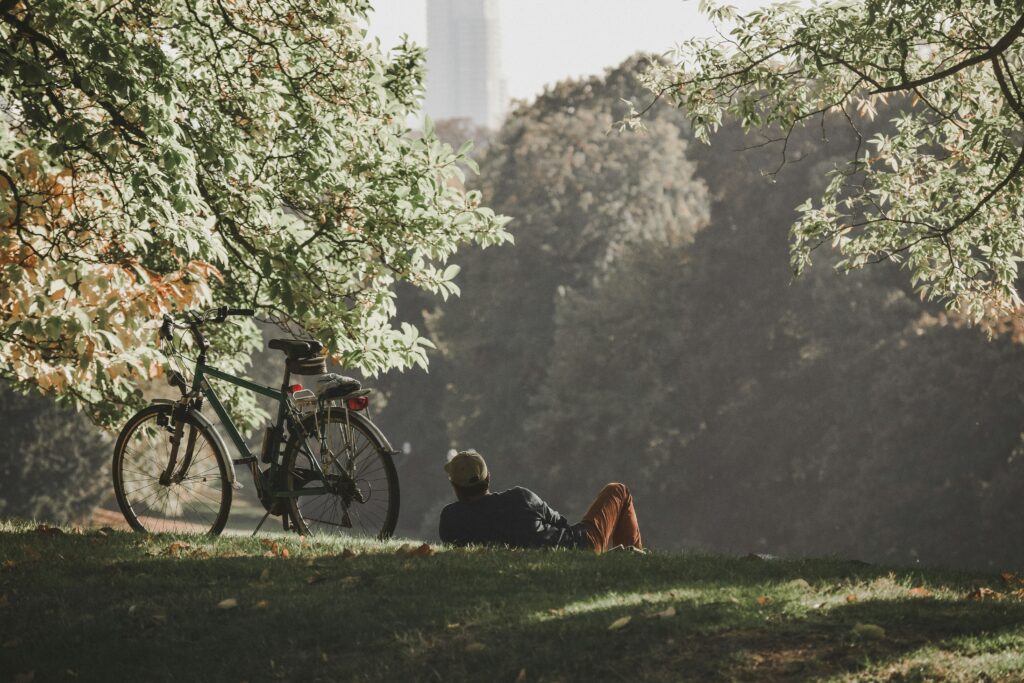 ein Mann im Bois de la Cambre, der größten Grünanlage Brüssels